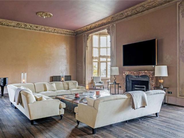 Unique opportunity to rent a charming Grade II listed property in the heart of the Cotswolds