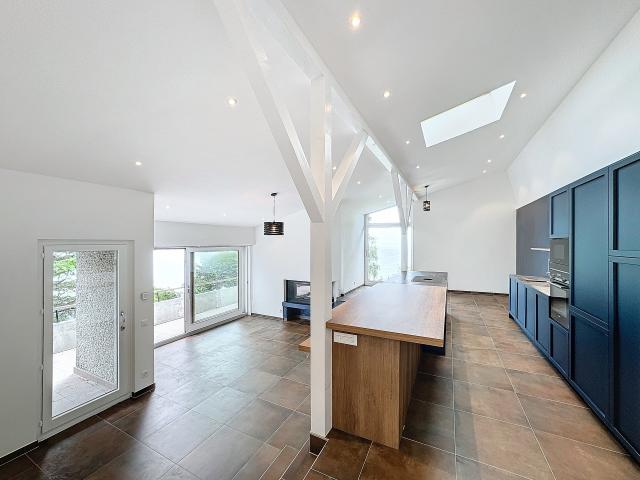Unique location Magnificent renovated villa with garden and lake vie