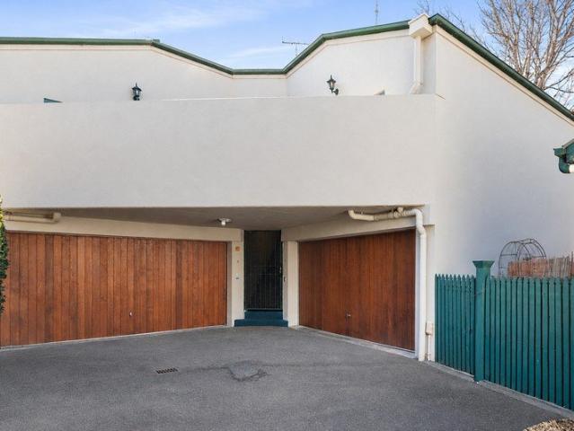 Unique Loft Style Living, Steps from Acland Street