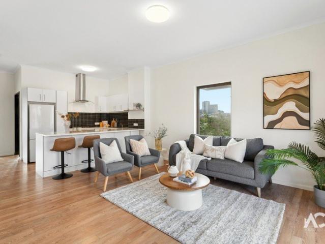 Unique, Light & Bright Apartment close to city!