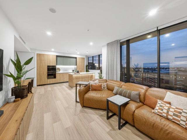 UNIQUE NORTH AND EAST FACING ONE BEDROOM WITH VIEWS
