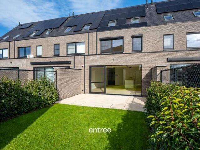 Unique Nearly Zero Energy House with 5 Bedrooms within Cycli