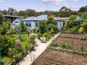Unique Self Sustainable Property in the Heart of Creswick