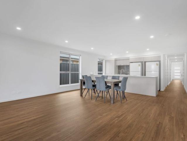 UNIQUE SHARE HOME LEASING INDIVIDUAL ROOMS LARGE BEDROOMS WITH ENSUITES, SPLIT SYSTEMS CEILING FANS AND COMMON AREAS, LAUNDRY & KITCHEN READ AD