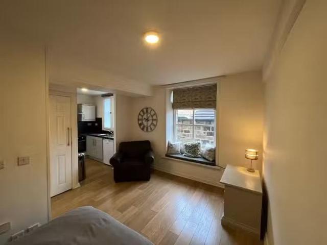 Cheap Studio flat for rent in Albert Yard, Keighley, West York.
