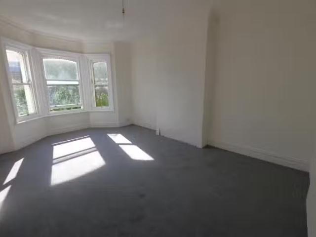 For Rent! Studio flat for rent in Byron Road, Worthing, BN11