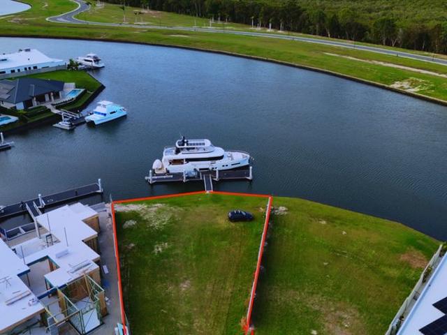 Unique Waterfront land, 22 meter pontoon