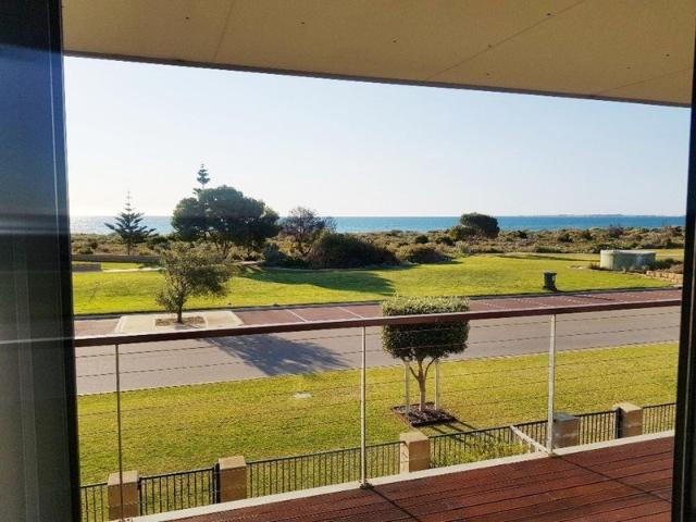 TWO STOREY TOWNHOUSE WITH UNMATCHED OCEAN VIEWS