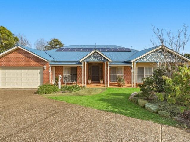 UNIQUE TAMBORINE MOUNTAIN HOME FUSING CONTEMPORARY ELEGANCE AND COUNTRY CHARM
