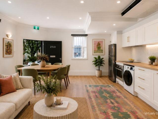 UNIQUE TRI LEVEL RESIDENCE & CREATIVE SPACE