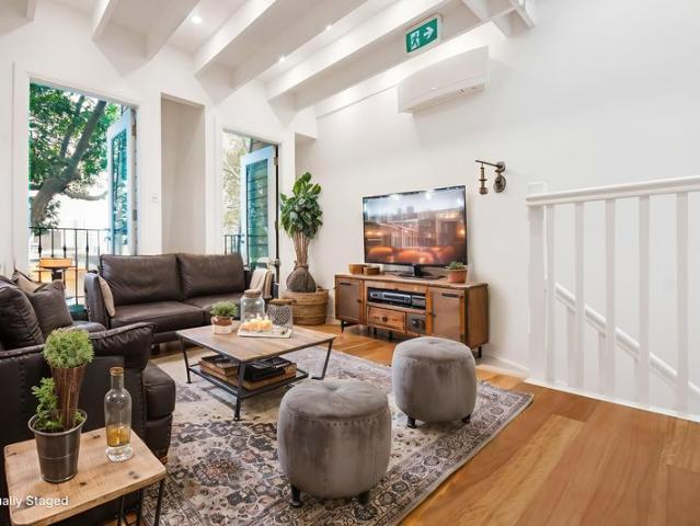 UNIQUE TRI LEVEL RESIDENCE & CREATIVE SPACE