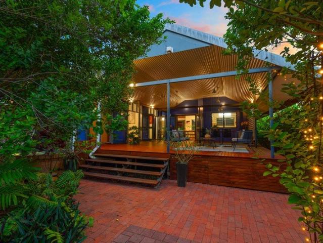 Unique Tropical Entertainer with Plunge Pool & Guest Retreat!