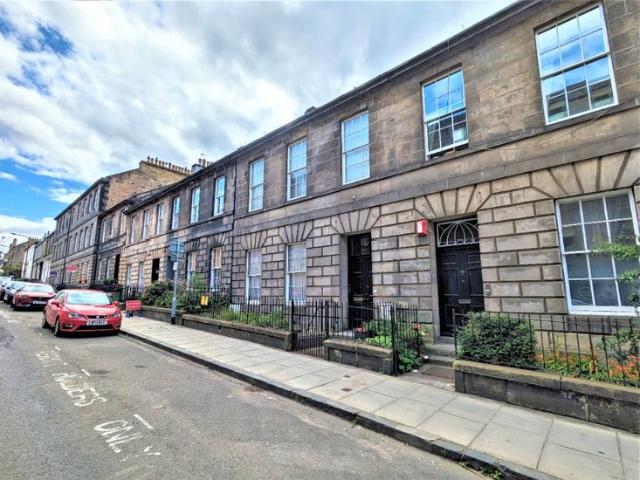 Unique two bedroom ground floor apartment in excellent condition throughout. Presented to the market fully furnished and benefiting from a large private garden rarely available in central Edinburgh