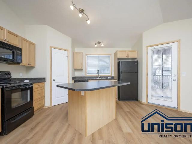 UNISON 1.5 BEDROOM TOWNHOUSE IN PANATELLA LANDING — 1 Bedroom+ Den Townhouse