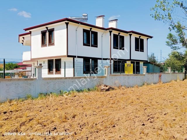 Ünlü Emlaktan Şehrin Yanıbaşında 850m2 Arsada Acil Satılık Villa