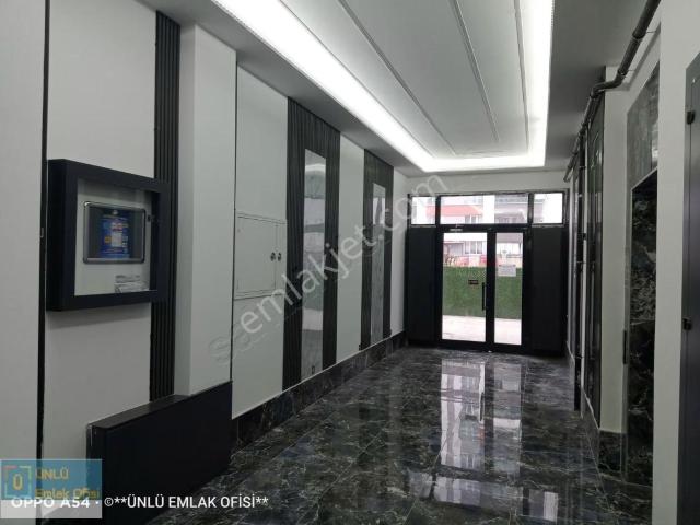 Ünlü Emlaktan Taşköprü Caddesine Yakın Konumda Kiralık 2+1 Daire
