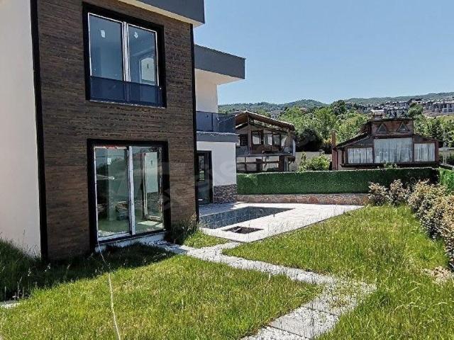 ÜNLÜCEDE GÖL MANZARALI 4+1 KİRALIK VİLLA