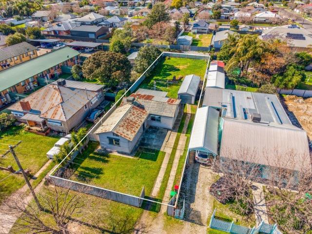 Unlock the Potential! Your Next Renovation Project Awaits in Albury! MASSIVE LAND BANK: 851m2