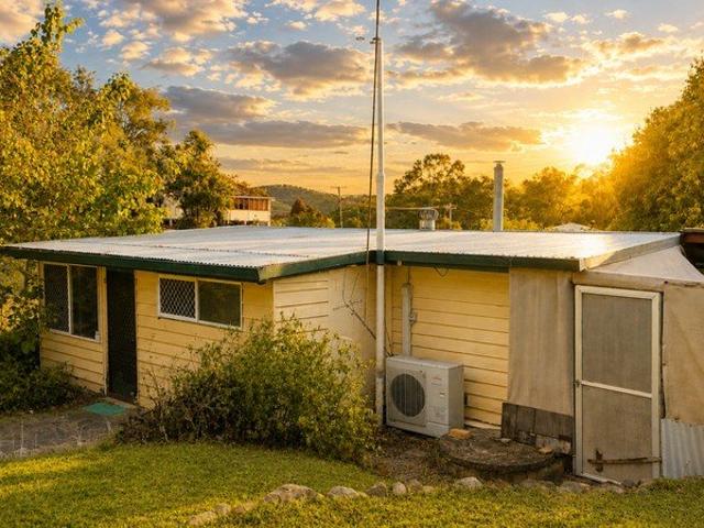 Unlock the Potential A Renovator's Opportunity on a Generous 1,257m² Allotment
