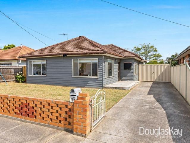 Unlock the Potential of 697m² in a Prime Parkside Position
