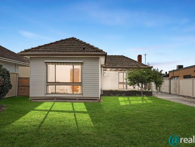 Unlock the Potential of This Charming 1950s Renovator's Delight Today
