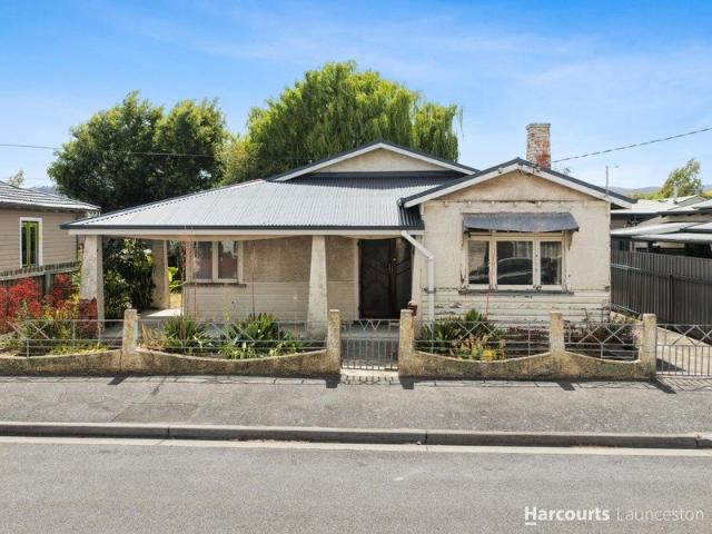 Unlock the Potential of This Invermay Classic!