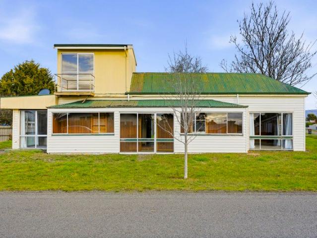 Unlock the Potential Renovator's Dream in a Prime Location