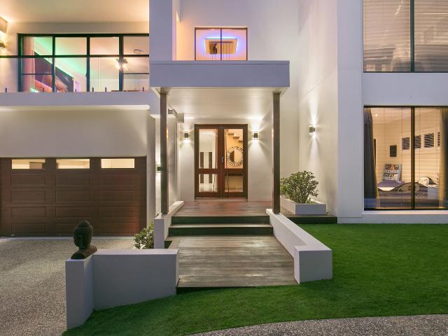 Unparalleled Luxury Living: Designer Interiors, Dual Living Potential & Mountain Views Walk to JPC