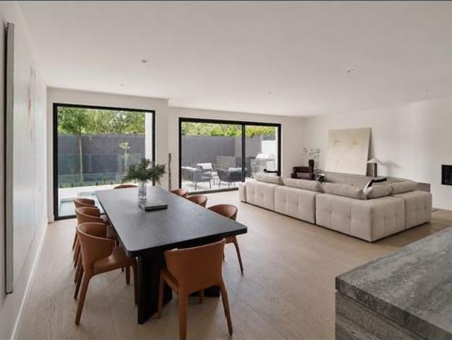 Unrivalled Architectural Mastery in an Exclusive Bayside Setting