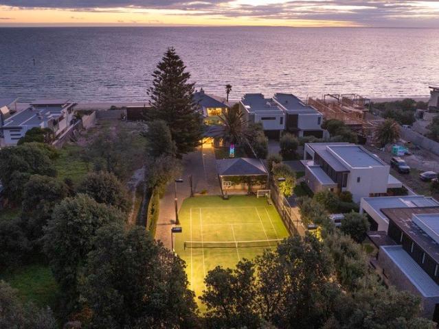 Unrivalled Beachfront Position