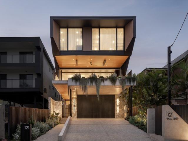 Unrivalled contemporary sanctuary overlook park