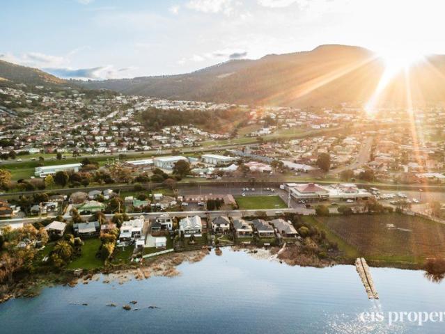 Unrivalled waterfront lifestyle where dreams are made of. Wake up every day to the ever changing Derwent River