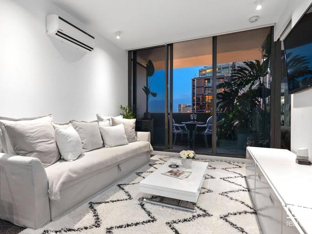 Modern One Bedroom Apartment with Separate Study