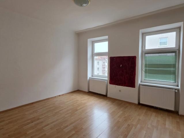 Unsanierte leistbare Wohnung im 3. Stock