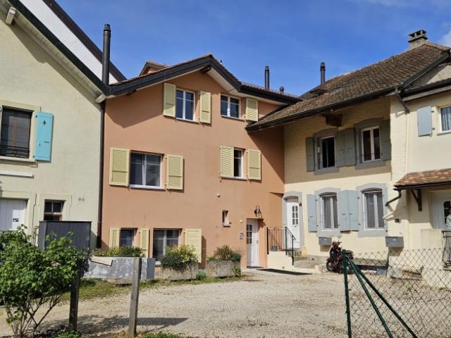 Untypische Wohnung mit Terrasse bei Sonnenuntergang