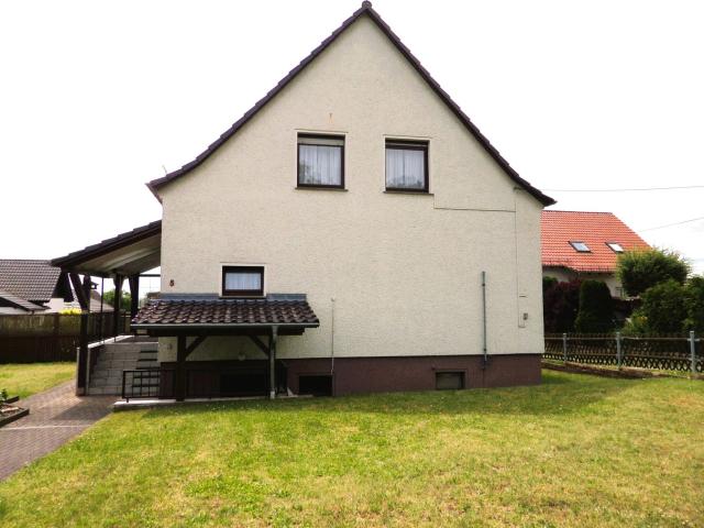 Unter 150.000 €: 131 m² Familienhaus mit 4 Schlafzimmern, 2 Bädern & 2 Garagen – provisionsfrei