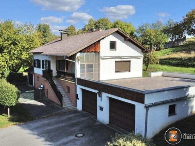 Unterkellertes Einfamilienhaus mit Nebengebäude und Garagen