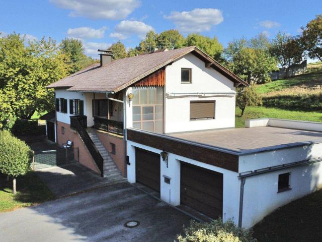 Unterkellertes Einfamilienhaus mit Nebengebäude und Garagen