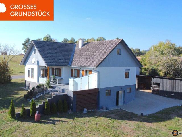 Unterkellertes Einfamilienhaus mit Doppelgarage auf großem Grund ca. 1 ha