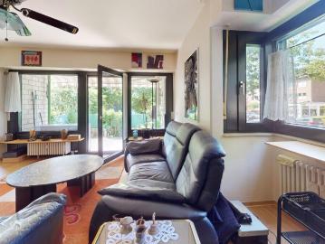 Unterrath: Gut geschnittene Wohnung mit schöner Süd Terrasse, Einbauküche und Tiefgaragenstellplatz!