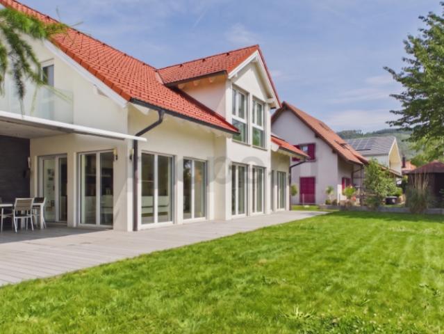 Unverbaubare Aussicht ins Grüne, Minergie Standard und grosser, terrassierter Garten
