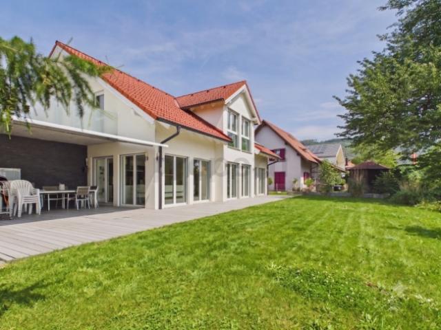 Unverbaubare Aussicht ins Grüne, Minergie Standard und grosser, terrassierter Garten