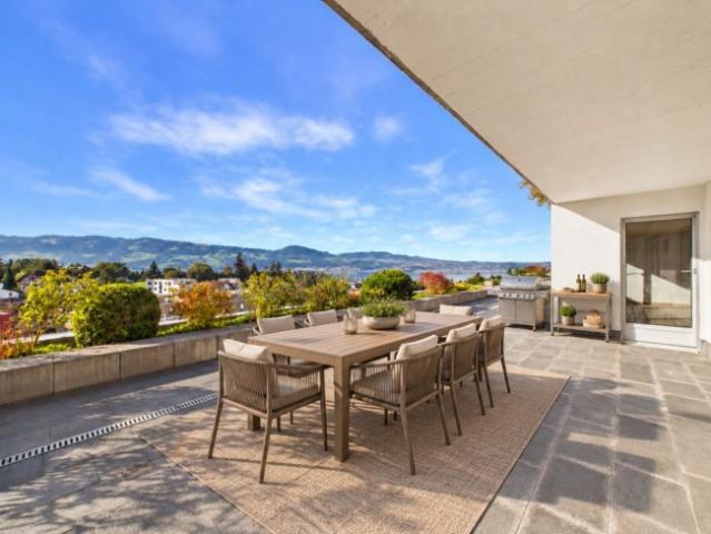 UNVERBAUBARE PANORAMASICHT ÜBER DEN ZÜRICHSEE