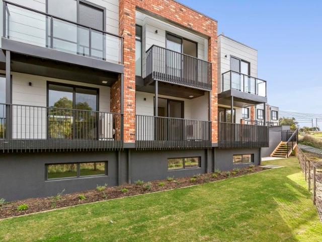 Unwind to the Gentle Glow of Geelong City