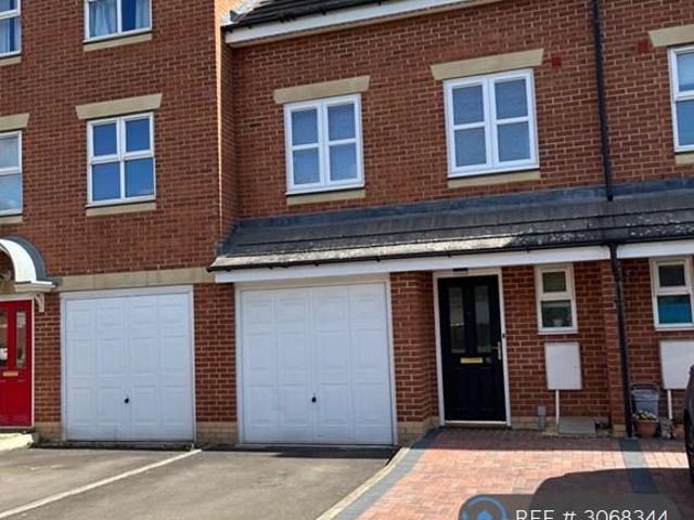 Usher Close, Bedford, MK42 3 bed terraced house to rent £1,600 pcm £369 pw
