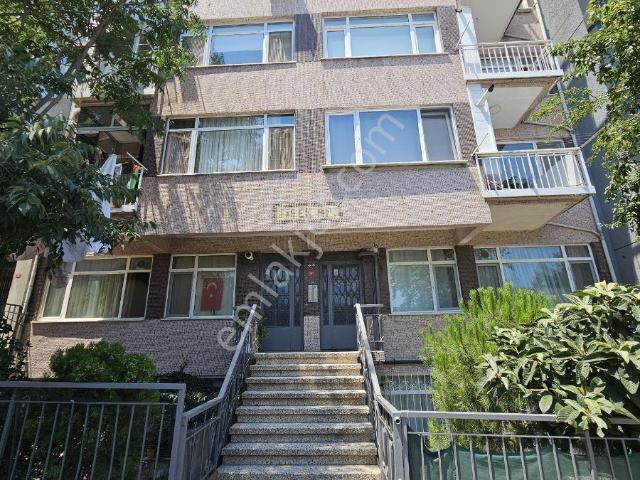 Üsküdar Mahmut Hüdai Türbesine Çok Yakın 1. Kat Balkonlu 2+1