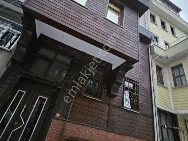 Üsküdar Merkez'de 2+1 Genç Bina Çift Cepheli İçi Temiz, Balkonlu