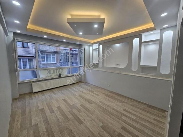 Üsküdar Merkez'de 2+1 Lüks Daire balkonlu,çift Cepheli,1.kat