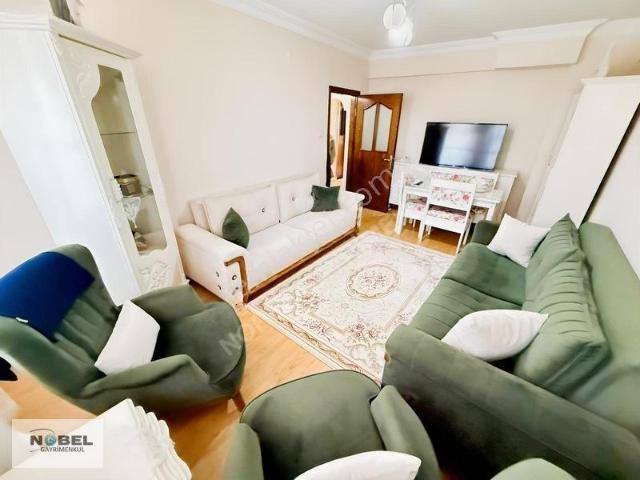 Üsküdar Ahmediye'de Cadde Üzerinde Kiralık Ara Kat 3+1 Balkonlu