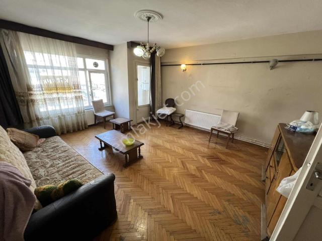 Üsküdar Altunizade Kiralık 2+1 Cadde Üzeri Daire Metro Metrobüs